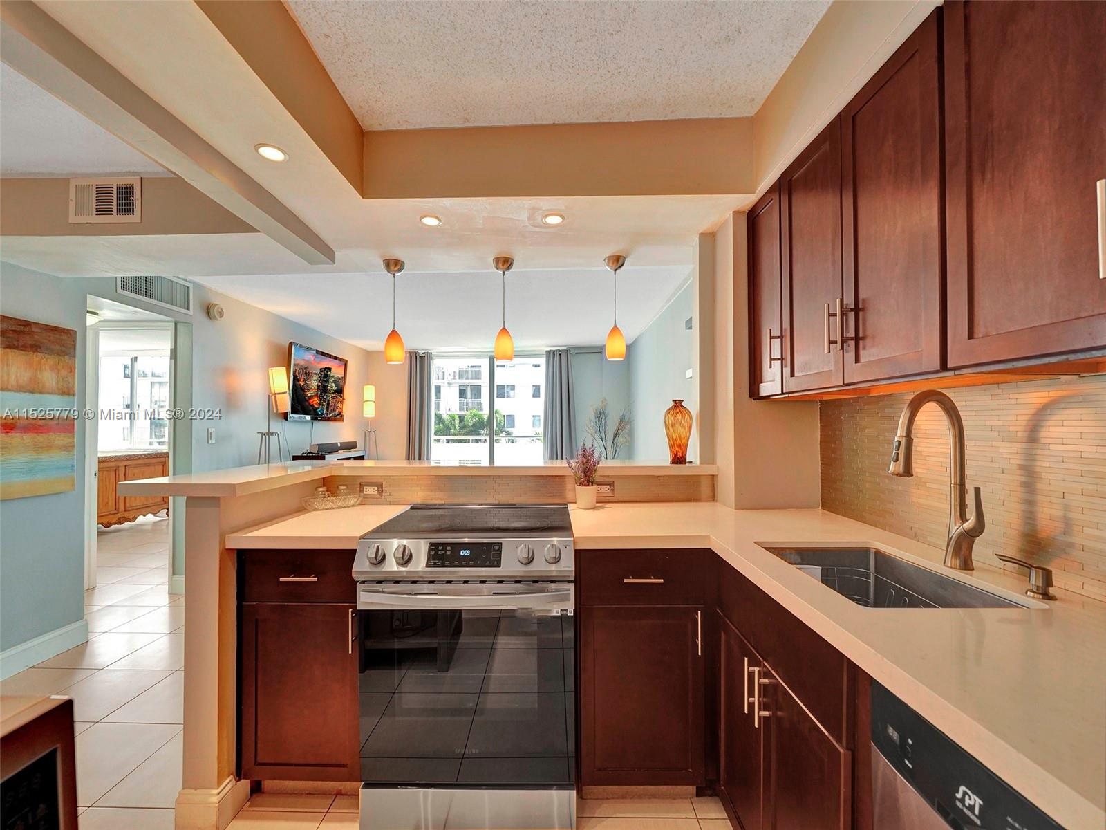 1658 Bay Rd 303, Miami Beach, Florida 33139, 1 Bedroom Bedrooms, ,1 BathroomBathrooms,Residentiallease,For Rent,1658 Bay Rd 303,A11525779