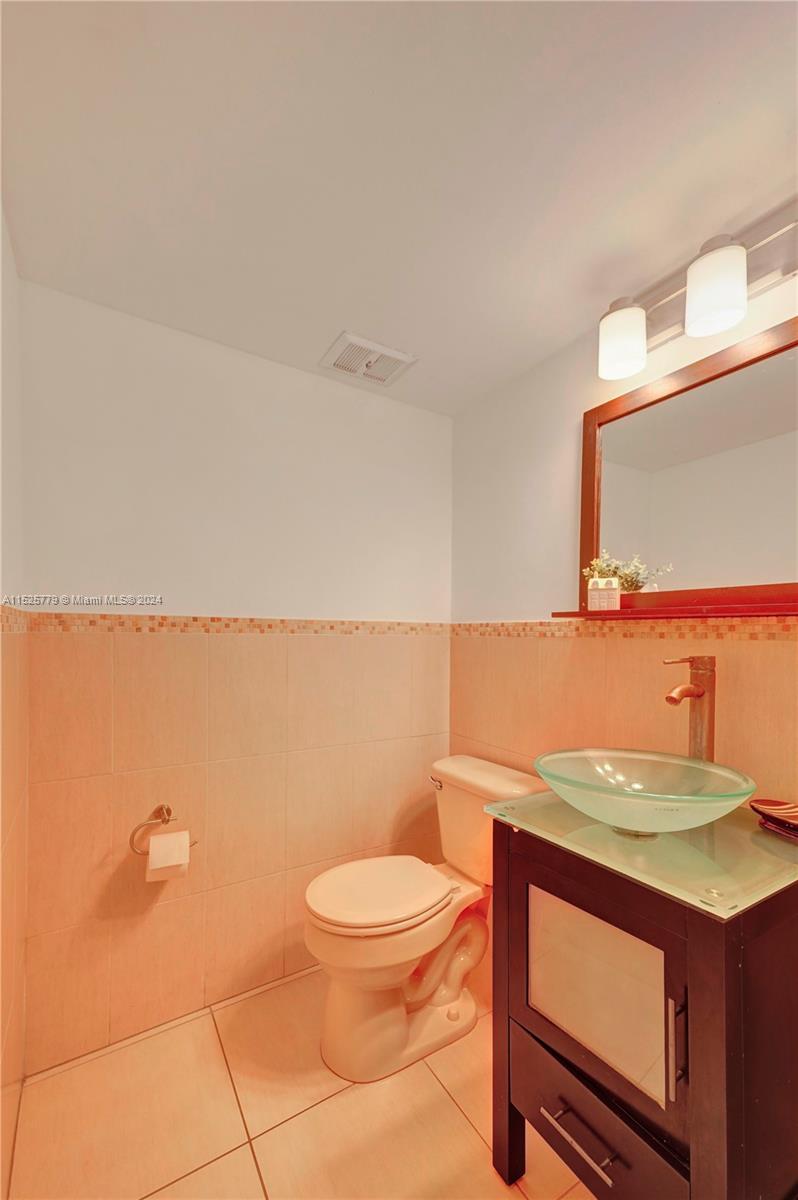 1658 Bay Rd 303, Miami Beach, Florida 33139, 1 Bedroom Bedrooms, ,1 BathroomBathrooms,Residentiallease,For Rent,1658 Bay Rd 303,A11525779