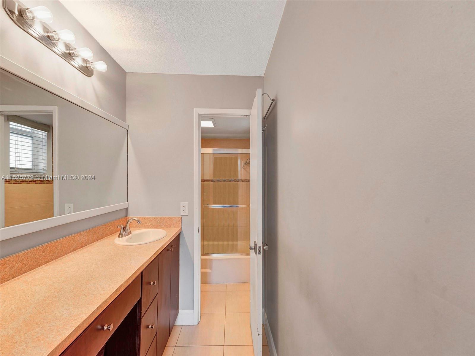 1658 Bay Rd 303, Miami Beach, Florida 33139, 1 Bedroom Bedrooms, ,1 BathroomBathrooms,Residentiallease,For Rent,1658 Bay Rd 303,A11525779