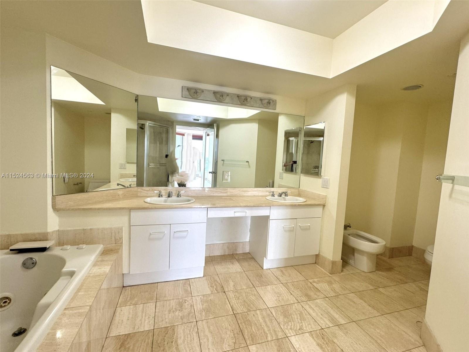21205 Yacht Club Dr 2207, Aventura, Florida 33180, 2 Bedrooms Bedrooms, ,2 BathroomsBathrooms,Residentiallease,For Rent,21205 Yacht Club Dr 2207,A11524563