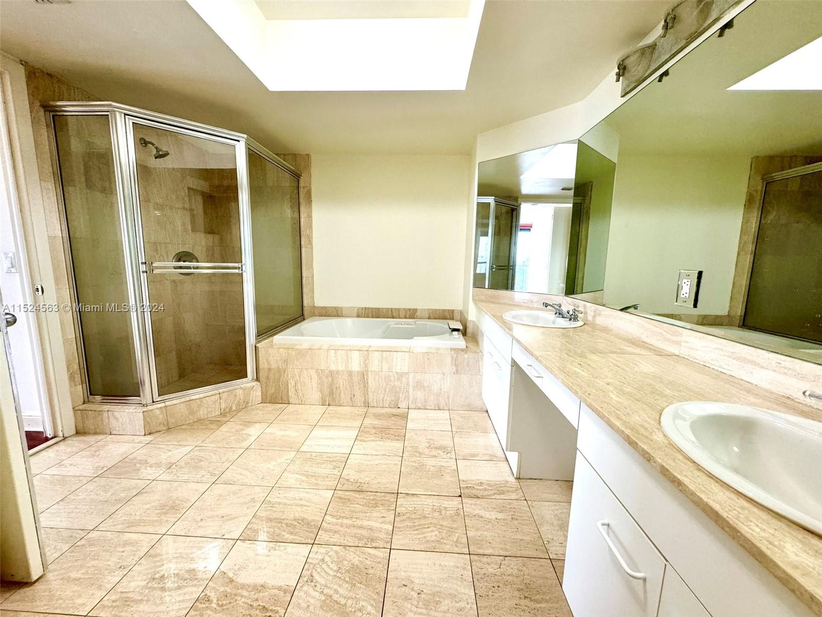 21205 Yacht Club Dr 2207, Aventura, Florida 33180, 2 Bedrooms Bedrooms, ,2 BathroomsBathrooms,Residentiallease,For Rent,21205 Yacht Club Dr 2207,A11524563