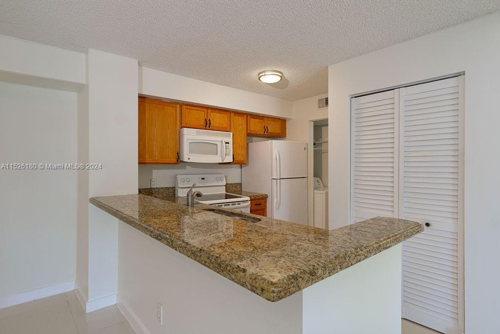 640 S Park Rd 21-4, Hollywood, Florida 33021, 3 Bedrooms Bedrooms, ,2 BathroomsBathrooms,Residentiallease,For Rent,640 S Park Rd 21-4,A11526180