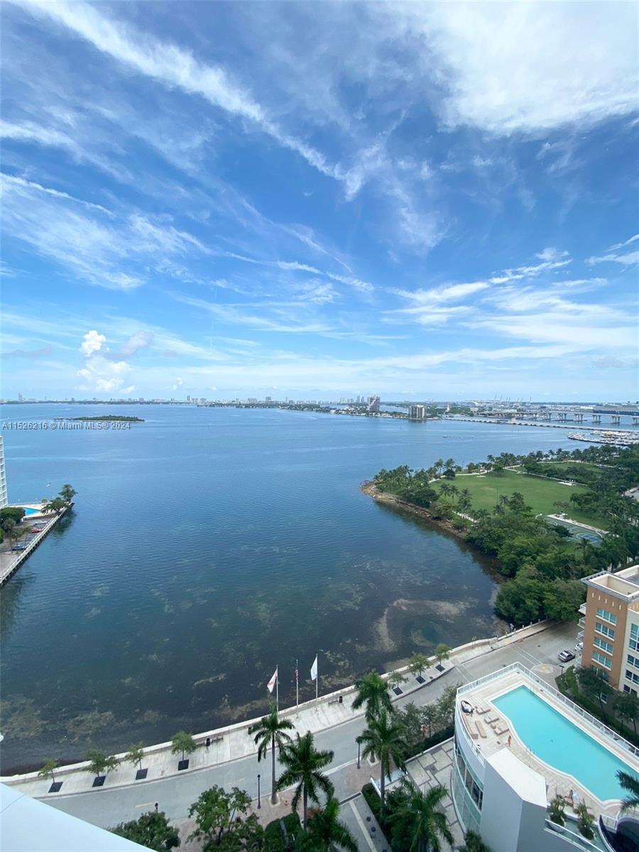 AMAZING AND DIRECT VIEWS OF BISCAYNE BAY & MIAMI BEACH. WHITE PORCELAIN AND STATE OF THE ART APPLIANCES. LUXURY LIVING AT THE MODERN PARAMOUNT BAY WITH WORLD CLASS AMENITIES. ELEVATOR WITH PRIVATE FOYER ENTRANCE. GREAT LOCATION WALKING DISTANCE TO ADRIANNE ART CENTER, MARINA AND PARK. SHORT DRIVE TO WYNWOOD, DESIGN DISTRICTAND SOUTH BEACH