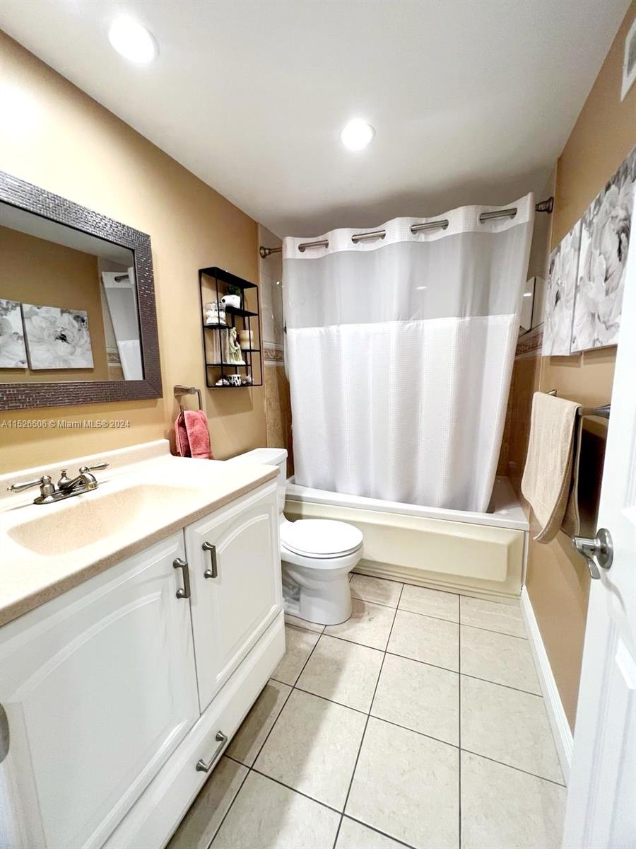 410 Golden Isles Dr. 407, Hallandale Beach, Florida 33009, 1 Bedroom Bedrooms, ,1 BathroomBathrooms,Residential,For Sale,410 Golden Isles Dr. 407,A11526506