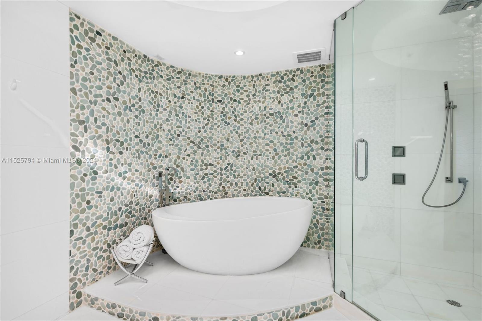 18101 Collins Ave, Sunny Isles Beach, FL, 33160 United States, 3 Bedrooms Bedrooms, ,3 BathroomsBathrooms,Residential,For Sale,Collins Ave,A11525794