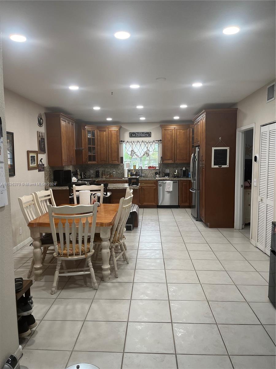 4902 Washington St 7, Hollywood, Florida 33021, 2 Bedrooms Bedrooms, ,2 BathroomsBathrooms,Residentiallease,For Rent,4902 Washington St 7,A11526370