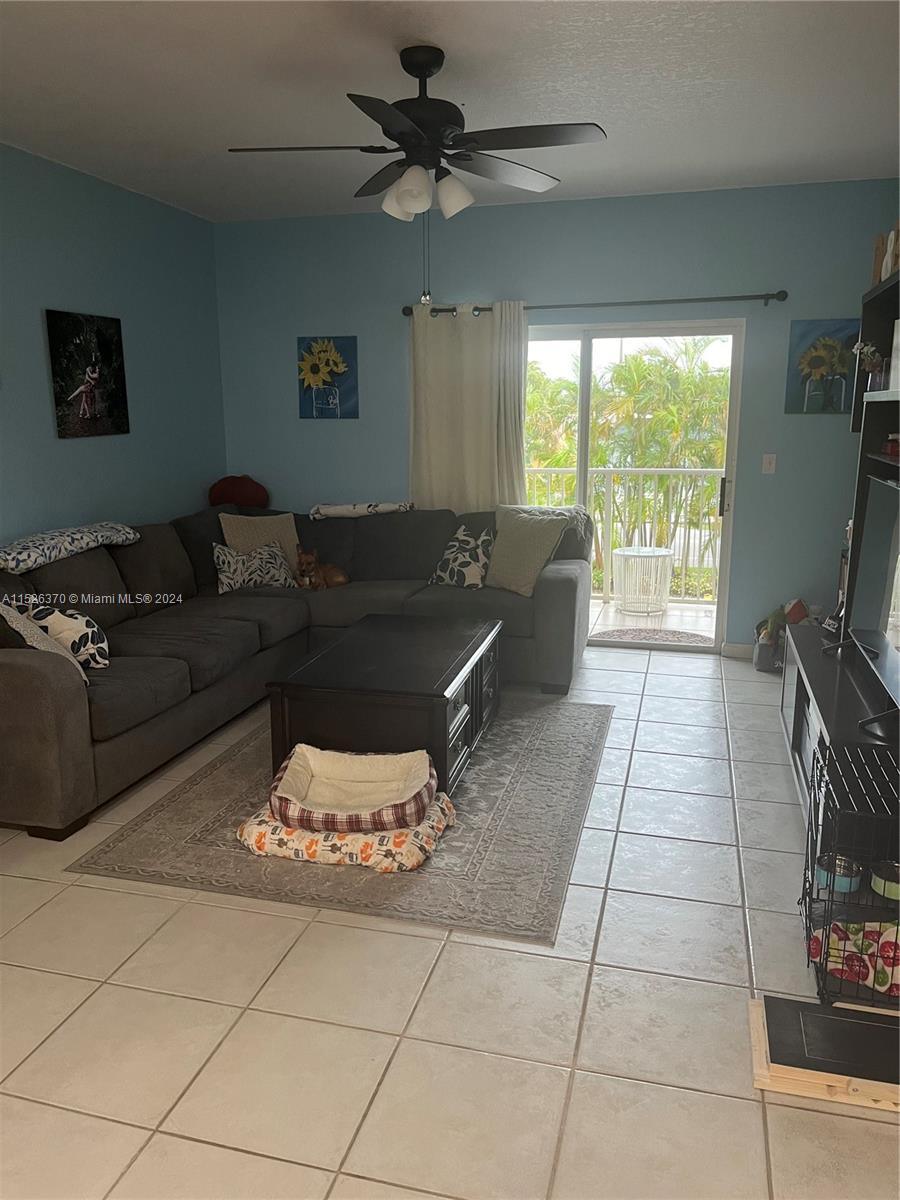 4902 Washington St 7, Hollywood, Florida 33021, 2 Bedrooms Bedrooms, ,2 BathroomsBathrooms,Residentiallease,For Rent,4902 Washington St 7,A11526370