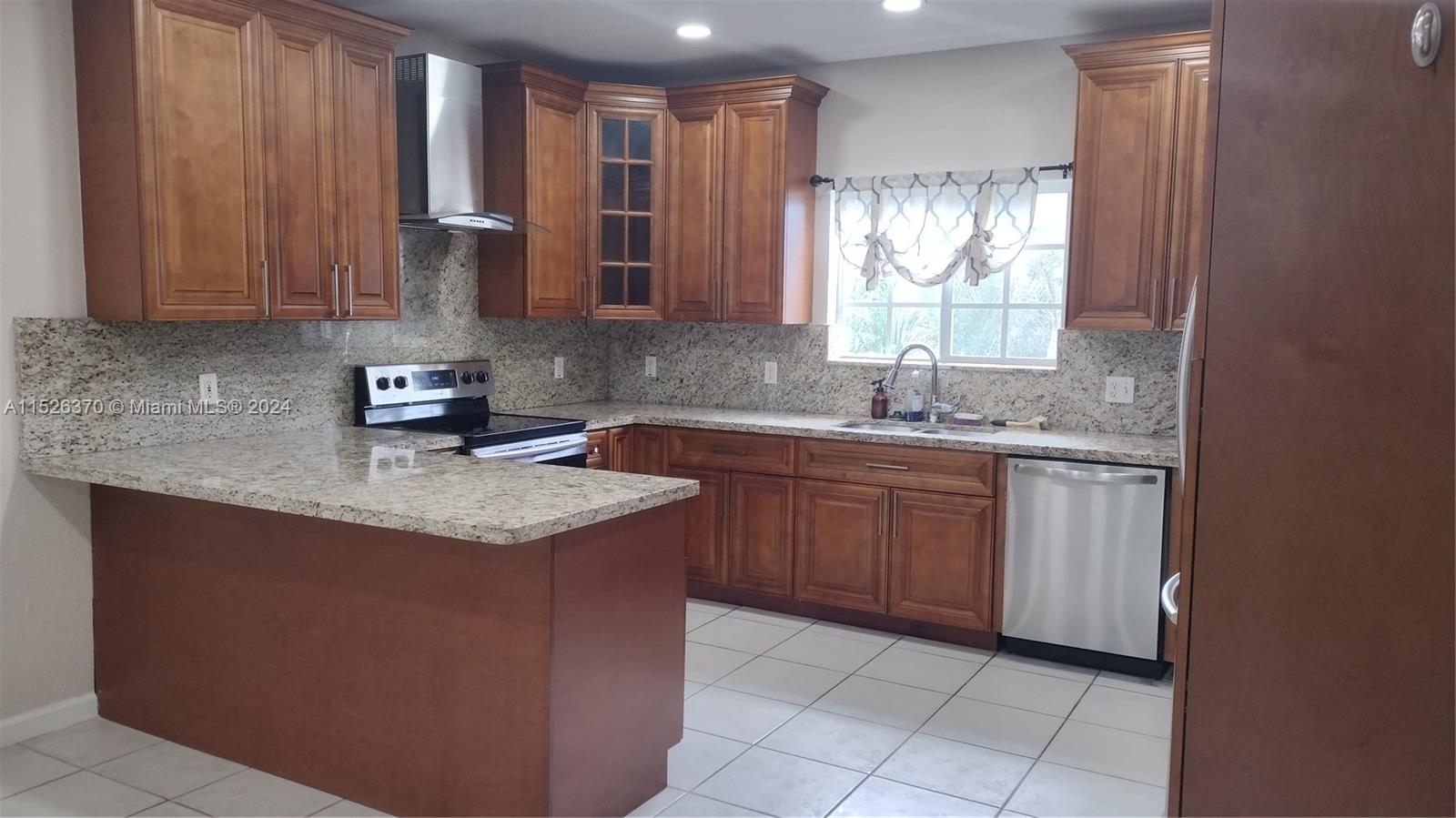 4902 Washington St 7, Hollywood, Florida 33021, 2 Bedrooms Bedrooms, ,2 BathroomsBathrooms,Residentiallease,For Rent,4902 Washington St 7,A11526370