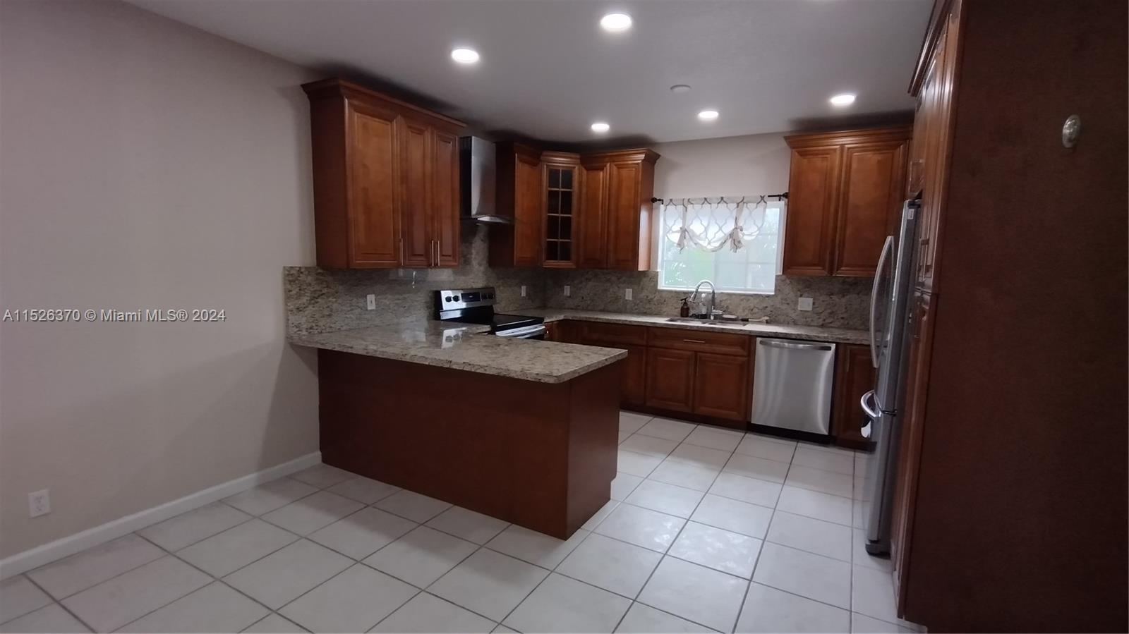 4902 Washington St 7, Hollywood, Florida 33021, 2 Bedrooms Bedrooms, ,2 BathroomsBathrooms,Residentiallease,For Rent,4902 Washington St 7,A11526370