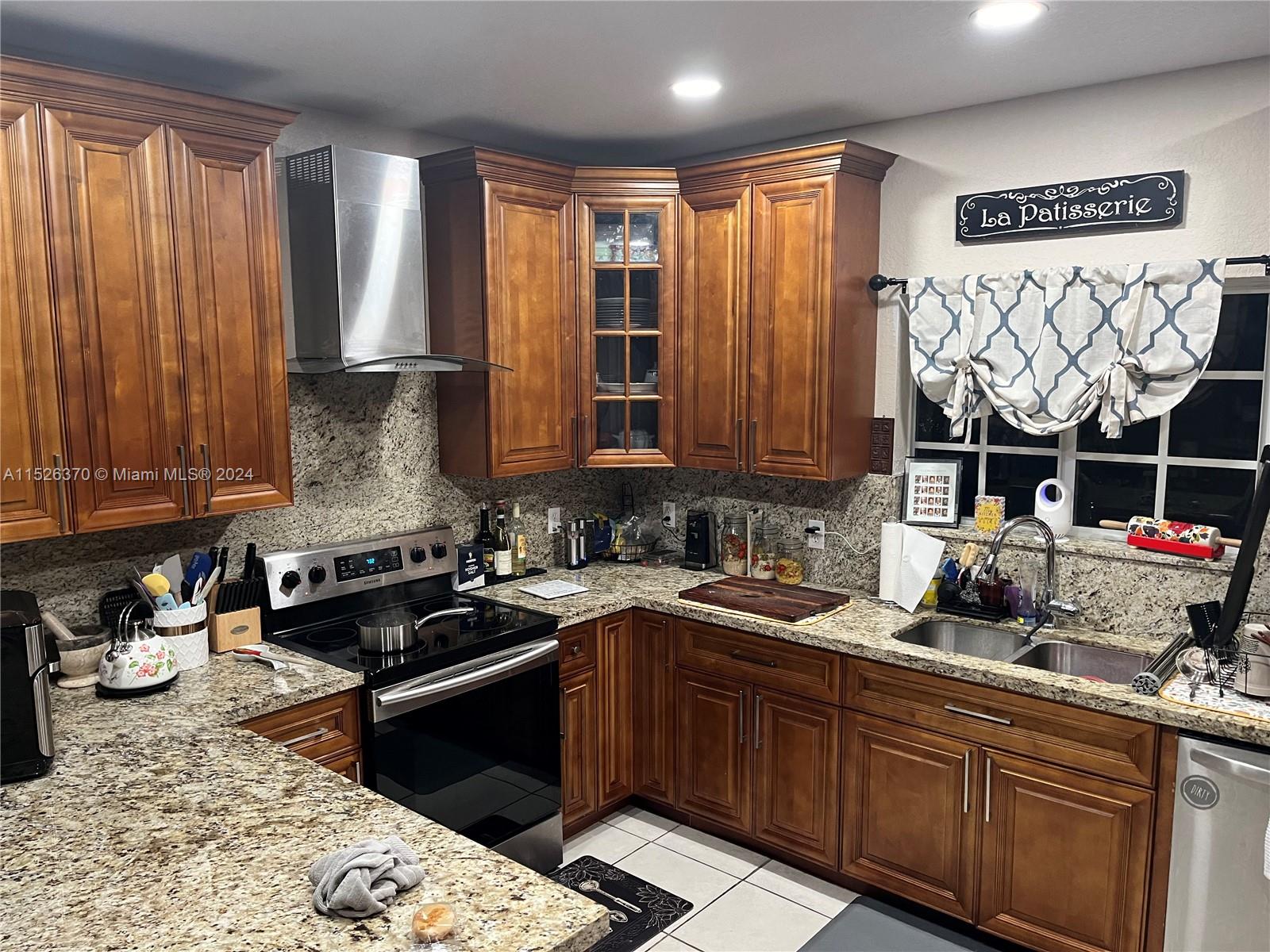 4902 Washington St 7, Hollywood, Florida 33021, 2 Bedrooms Bedrooms, ,2 BathroomsBathrooms,Residentiallease,For Rent,4902 Washington St 7,A11526370