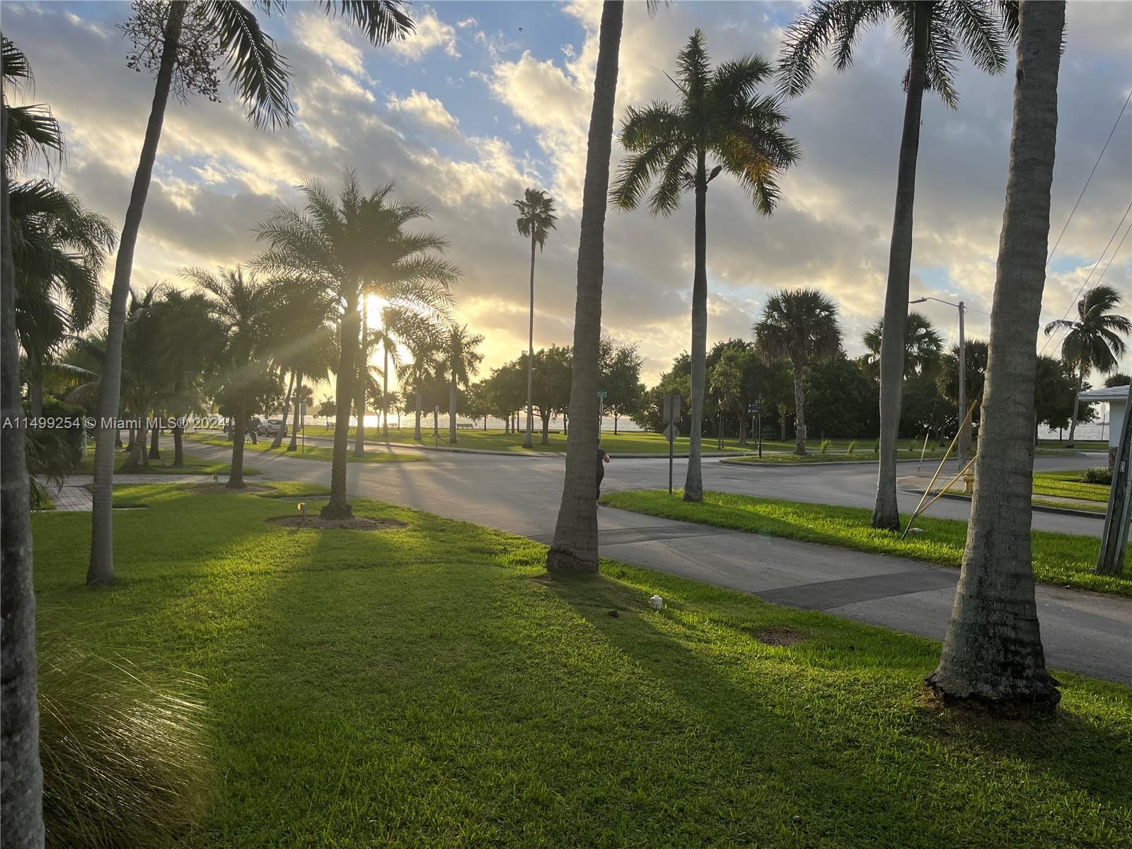 Unobstructive Views of Biscayne Bay