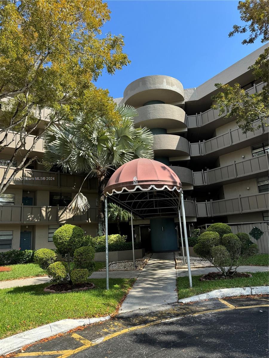 901 Colony Point Cir 322, Pembroke Pines, Florida 33026, 2 Bedrooms Bedrooms, ,2 BathroomsBathrooms,Residential,For Sale,901 Colony Point Cir 322,A11526715