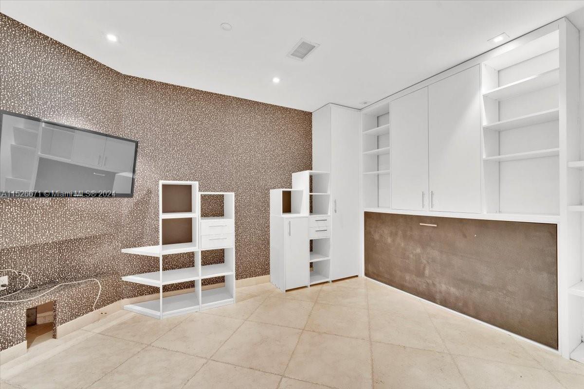 Office with Extra Bed