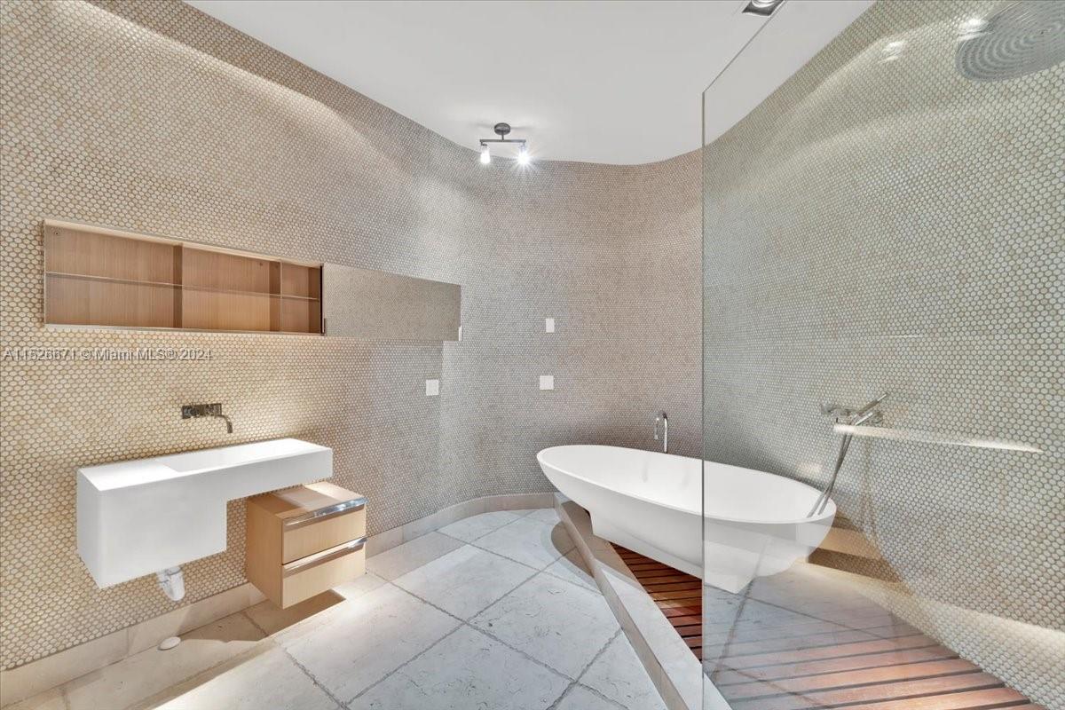 21205 Yacht Club Dr, Aventura, FL, 33180 United States, 4 Bedrooms Bedrooms, ,3 BathroomsBathrooms,Residential,For Sale,Yacht Club Dr,A11526671