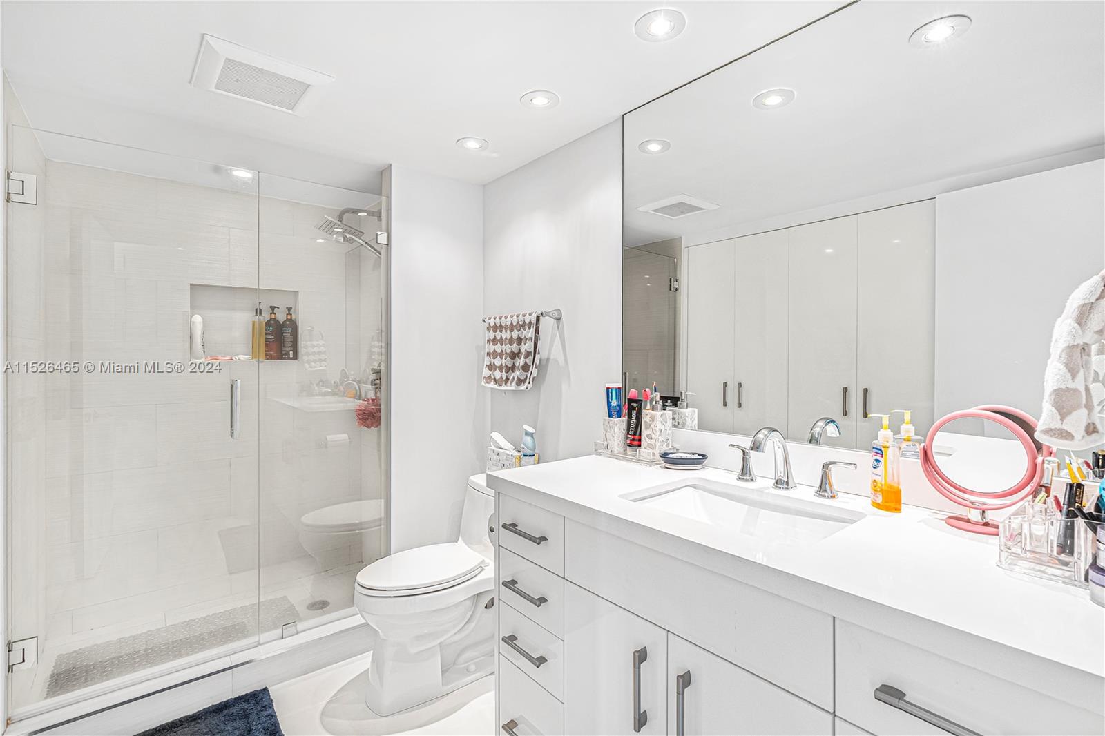 Guest/Second Full Bathroom