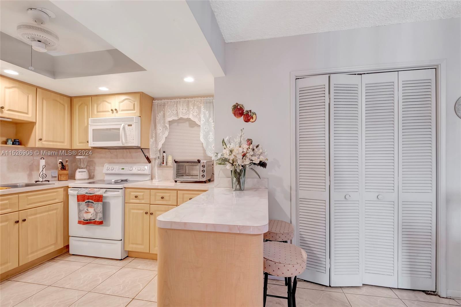 9120 Fontainebleau Blvd 110, Miami, Florida 33172, 2 Bedrooms Bedrooms, ,2 BathroomsBathrooms,Residentiallease,For Rent,9120 Fontainebleau Blvd 110,A11526906