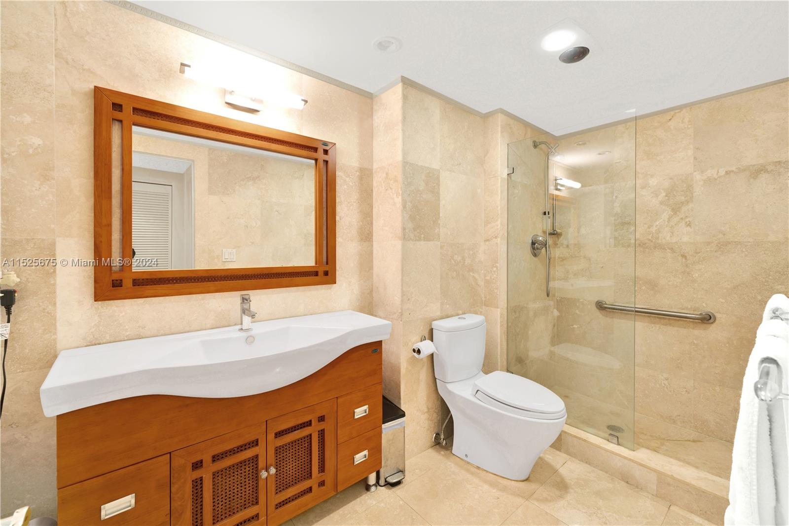 Master his/hers bath #1