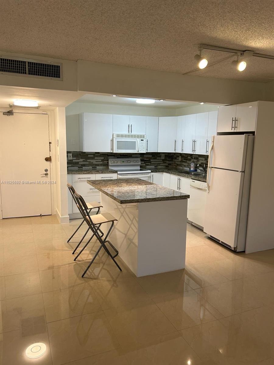 20313 W Country Club Dr L2, Aventura, Florida 33180, 1 Bedroom Bedrooms, ,1 BathroomBathrooms,Residentiallease,For Rent,20313 W Country Club Dr L2,A11525592