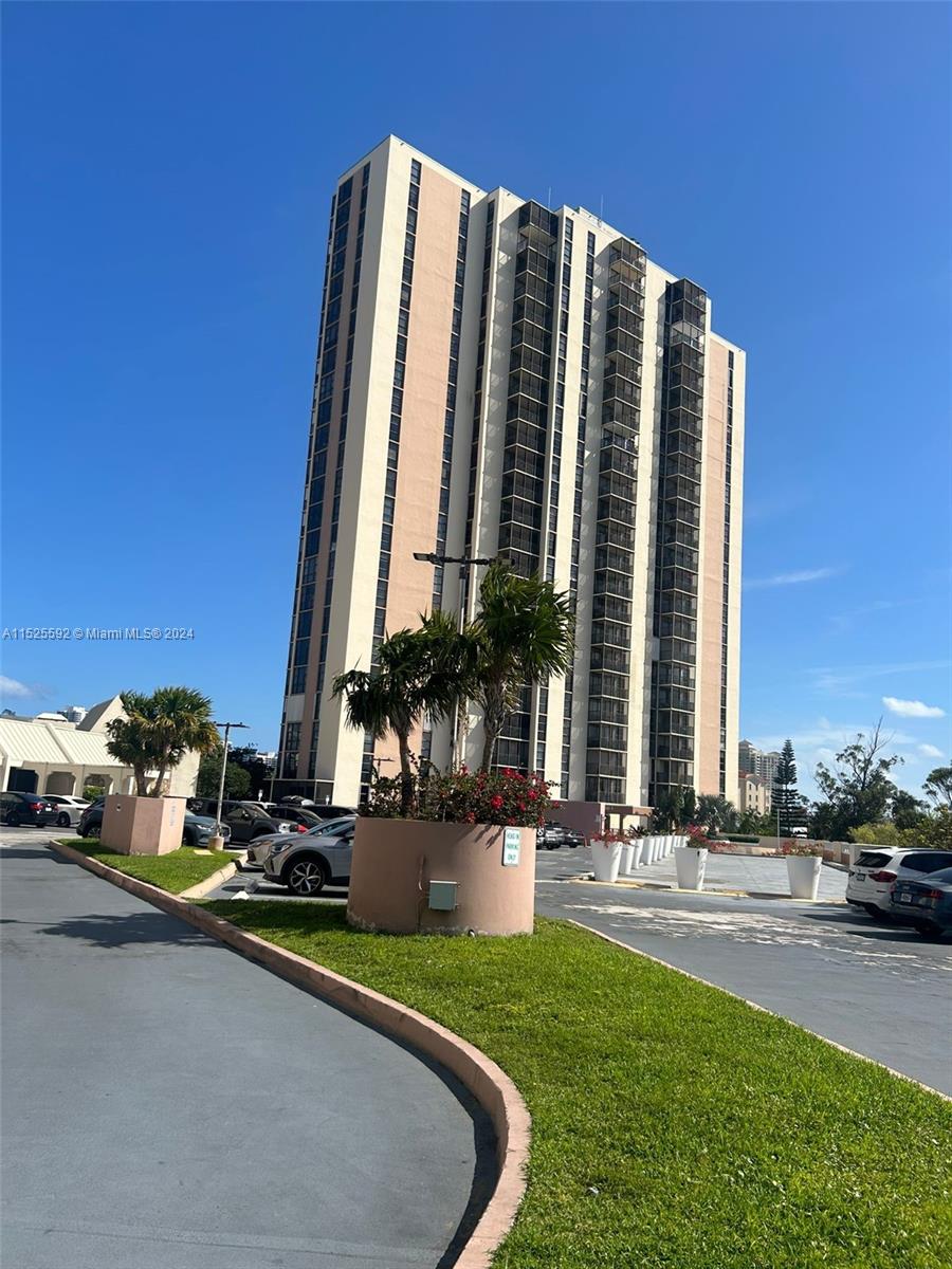 20313 W Country Club Dr L2, Aventura, Florida 33180, 1 Bedroom Bedrooms, ,1 BathroomBathrooms,Residentiallease,For Rent,20313 W Country Club Dr L2,A11525592