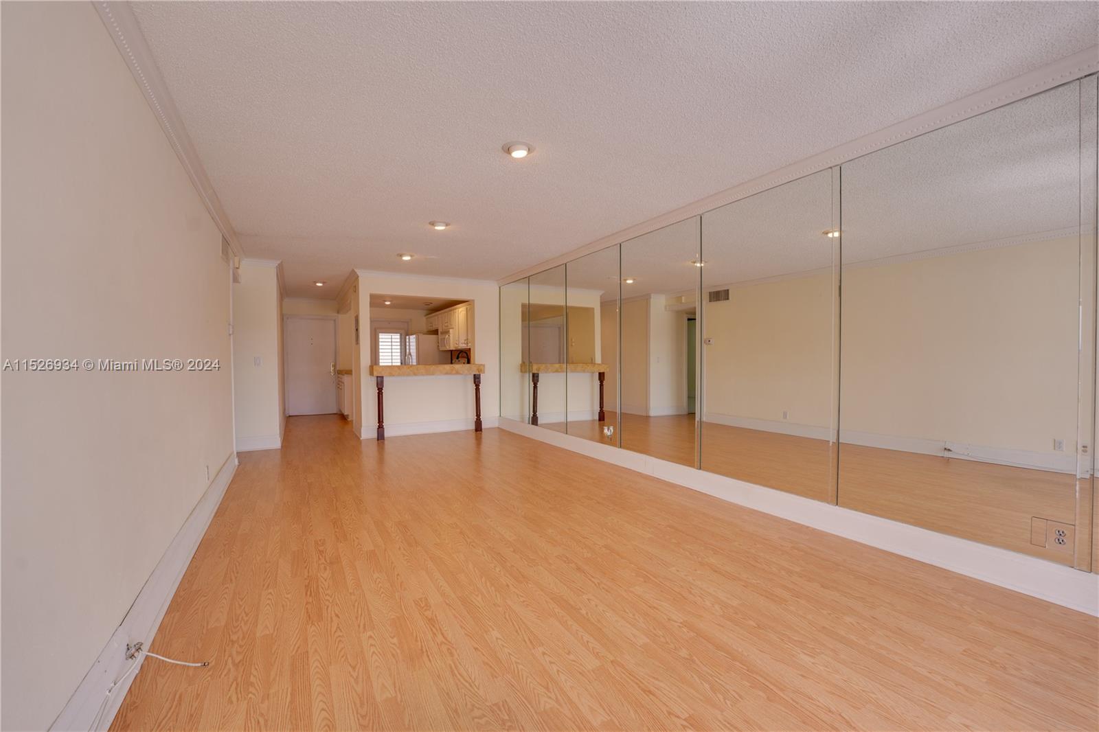 455 Paradise Isle Blvd 402, Hallandale Beach, Florida 33009, 1 Bedroom Bedrooms, ,1 BathroomBathrooms,Residential,For Sale,455 Paradise Isle Blvd 402,A11526934