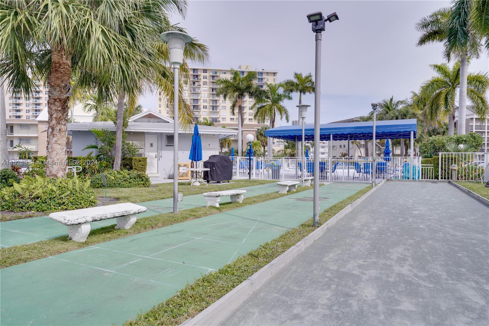 455 Paradise Isle Blvd 402, Hallandale Beach, Florida 33009, 1 Bedroom Bedrooms, ,1 BathroomBathrooms,Residential,For Sale,455 Paradise Isle Blvd 402,A11526934