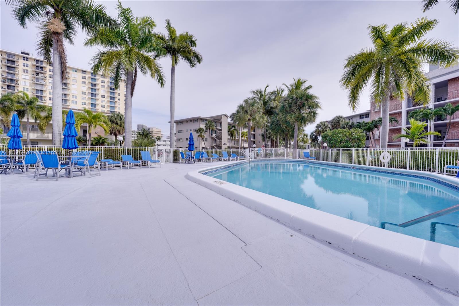 455 Paradise Isle Blvd 402, Hallandale Beach, Florida 33009, 1 Bedroom Bedrooms, ,1 BathroomBathrooms,Residential,For Sale,455 Paradise Isle Blvd 402,A11526934