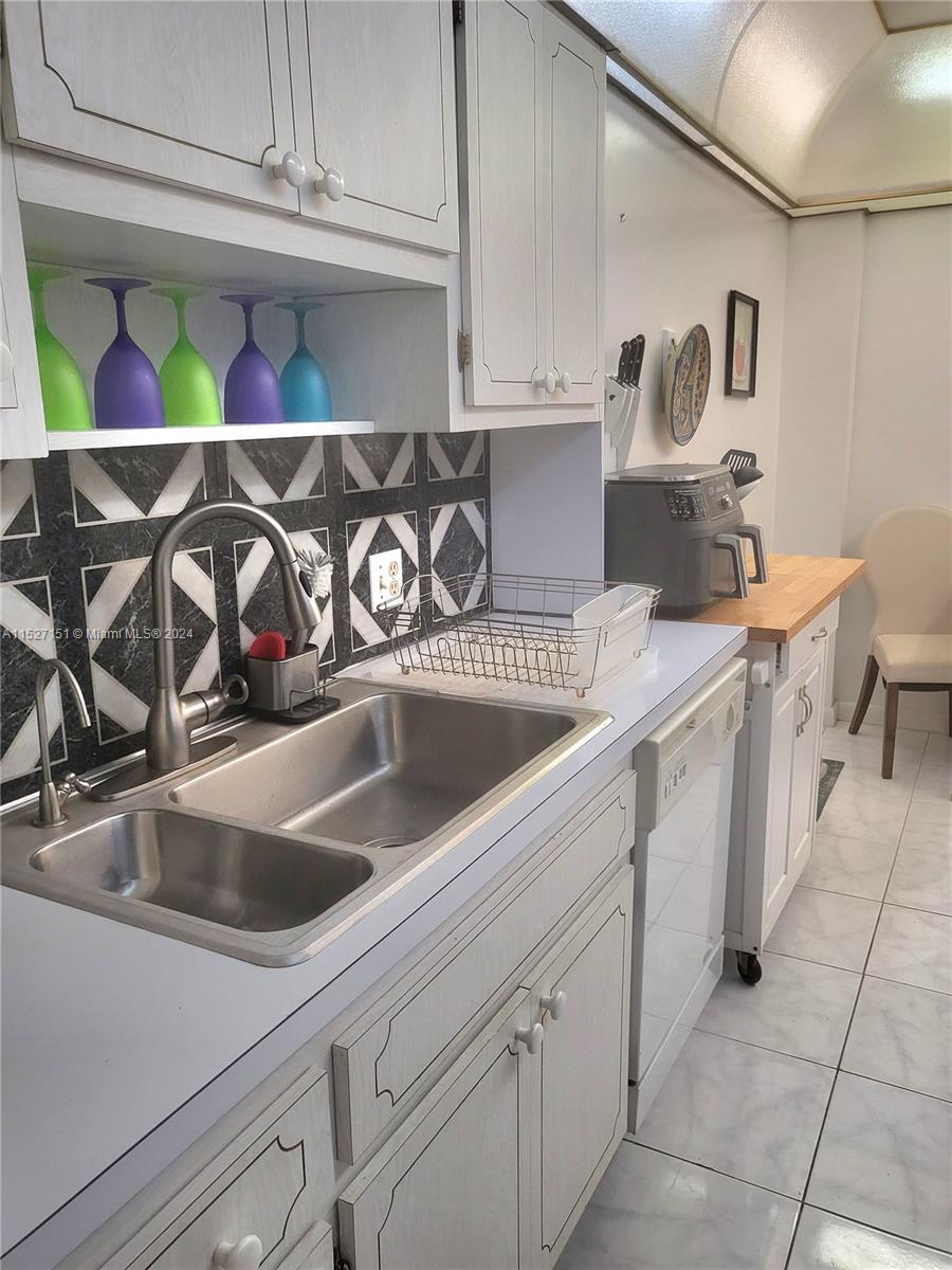 4330 Hillcrest Dr 405, Hollywood, Florida 33021, 1 Bedroom Bedrooms, ,1 BathroomBathrooms,Residential,For Sale,4330 Hillcrest Dr 405,A11527151