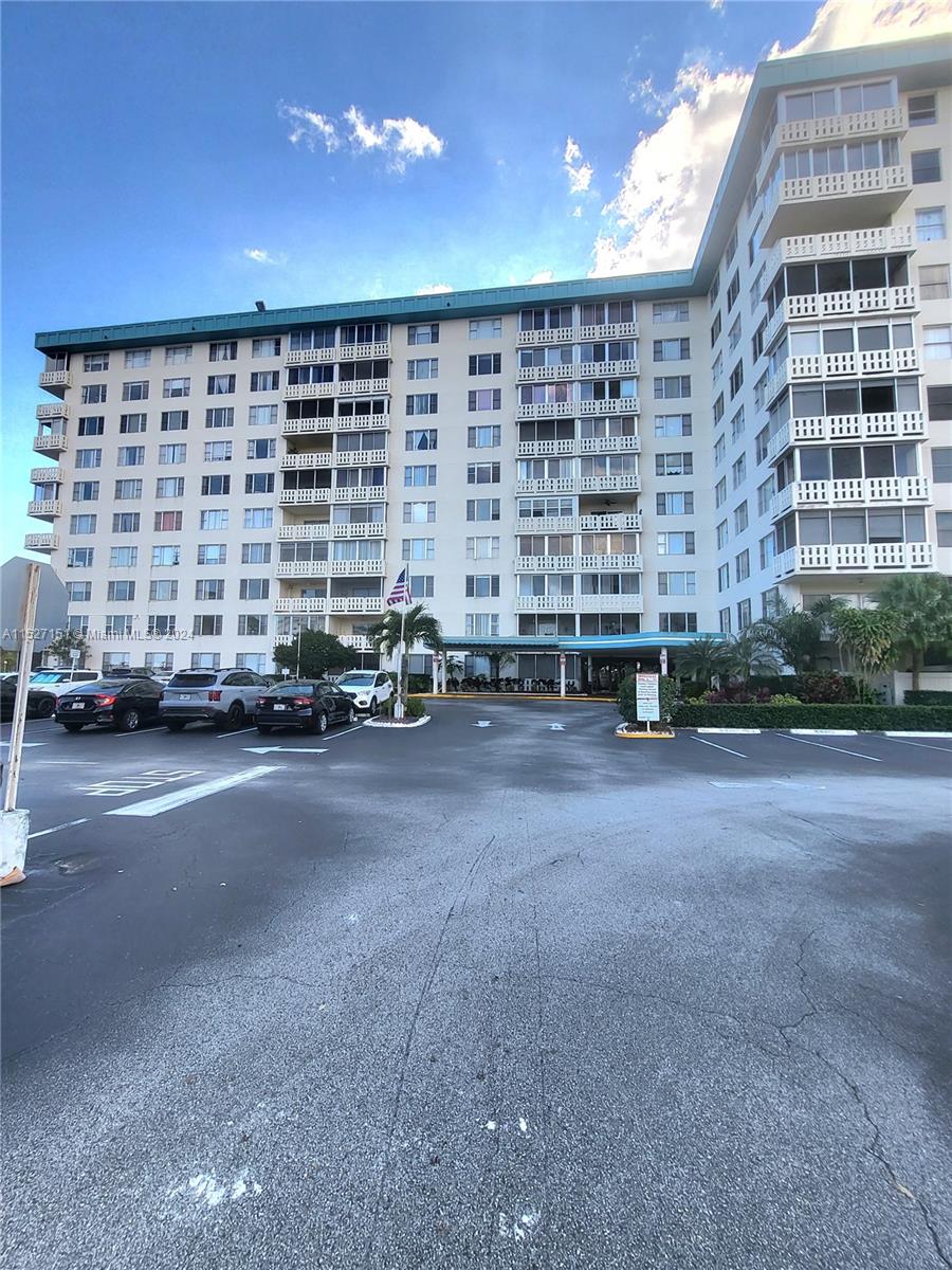 4330 Hillcrest Dr 405, Hollywood, Florida 33021, 1 Bedroom Bedrooms, ,1 BathroomBathrooms,Residential,For Sale,4330 Hillcrest Dr 405,A11527151