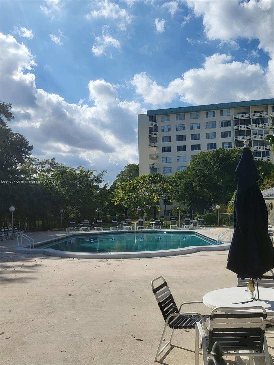 4330 Hillcrest Dr 405, Hollywood, Florida 33021, 1 Bedroom Bedrooms, ,1 BathroomBathrooms,Residential,For Sale,4330 Hillcrest Dr 405,A11527151