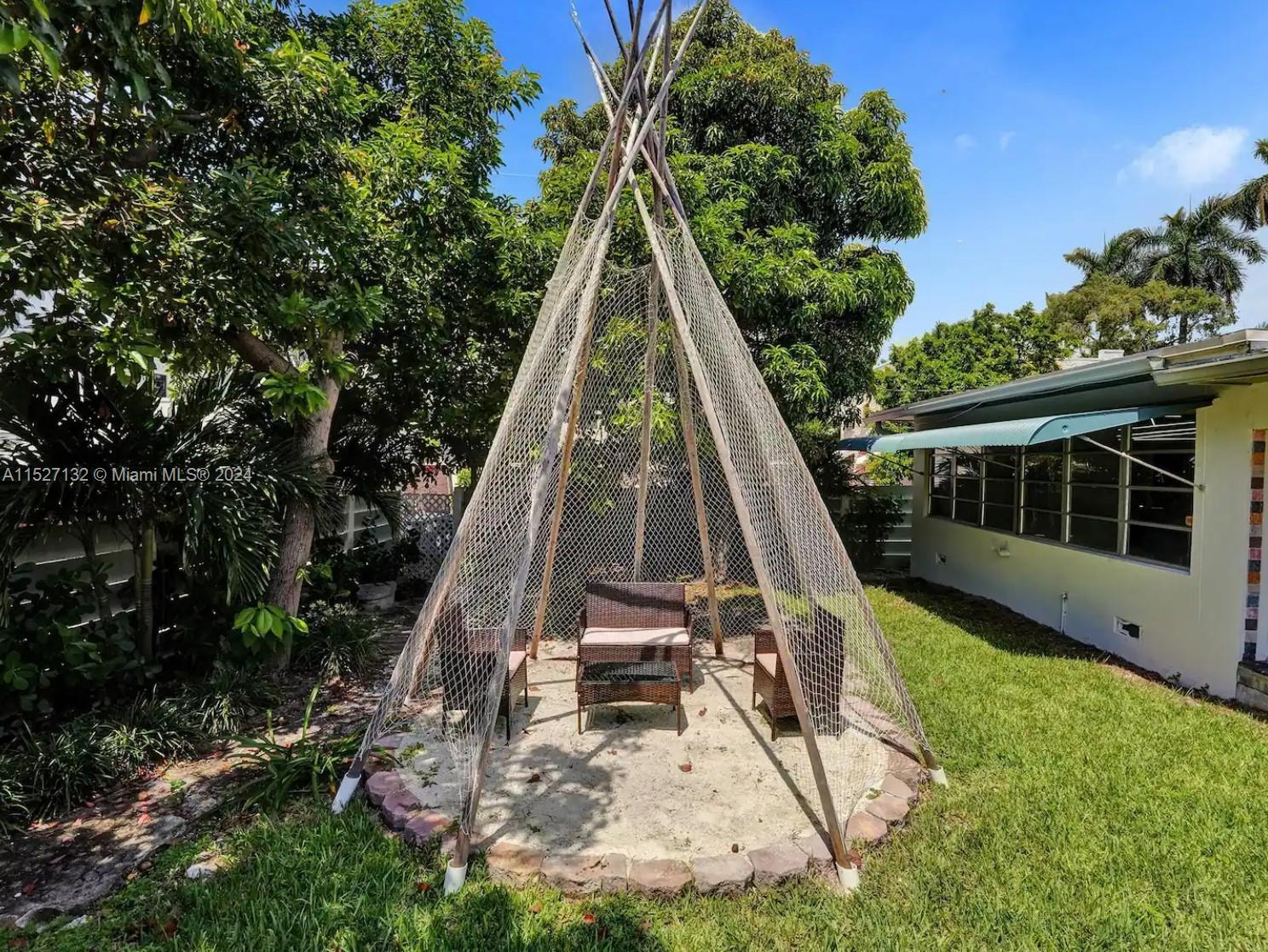 1342 Tyler St, Hollywood, Florida 33019, 5 Bedrooms Bedrooms, ,3 BathroomsBathrooms,Residentiallease,For Rent,1342 Tyler St,A11527132