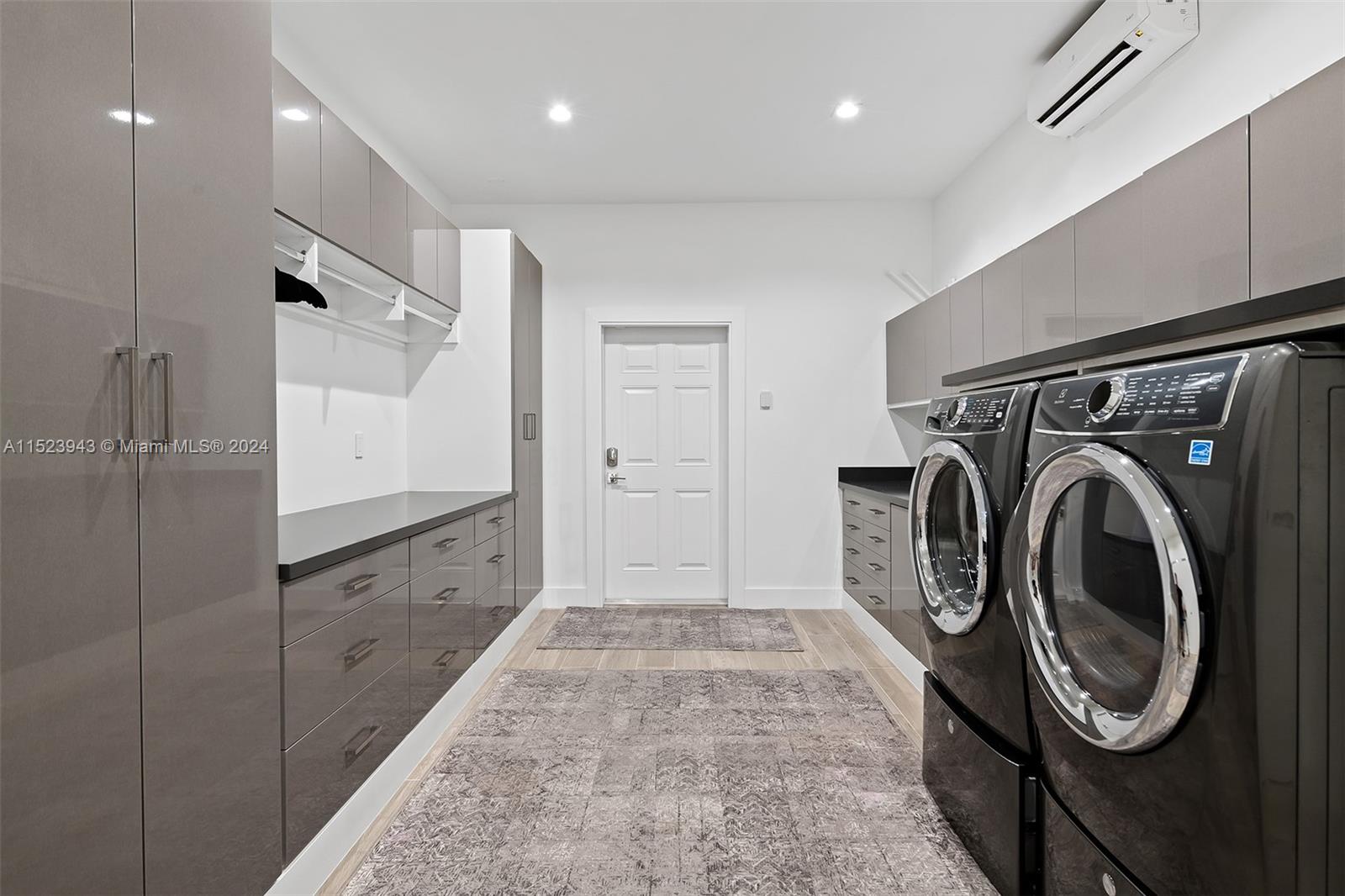 2610 Oak Park Dr, Davie, FL, 33330 United States, 5 Bedrooms Bedrooms, ,5 BathroomsBathrooms,Residential,For Sale,Oak Park Dr,A11523943