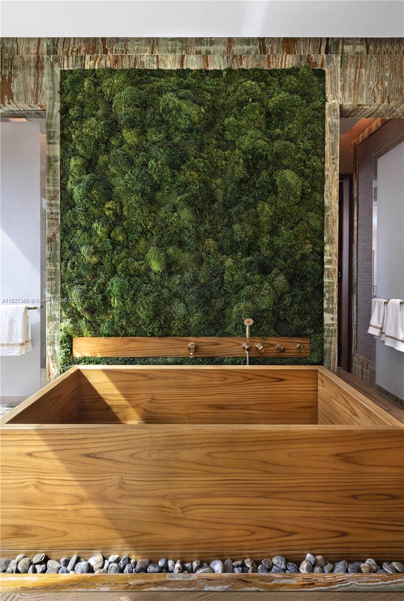 Deep tub with benches