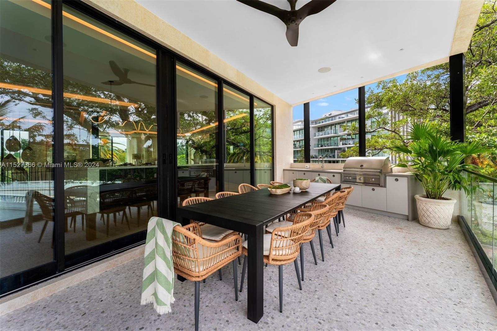 Outdoor dinning
