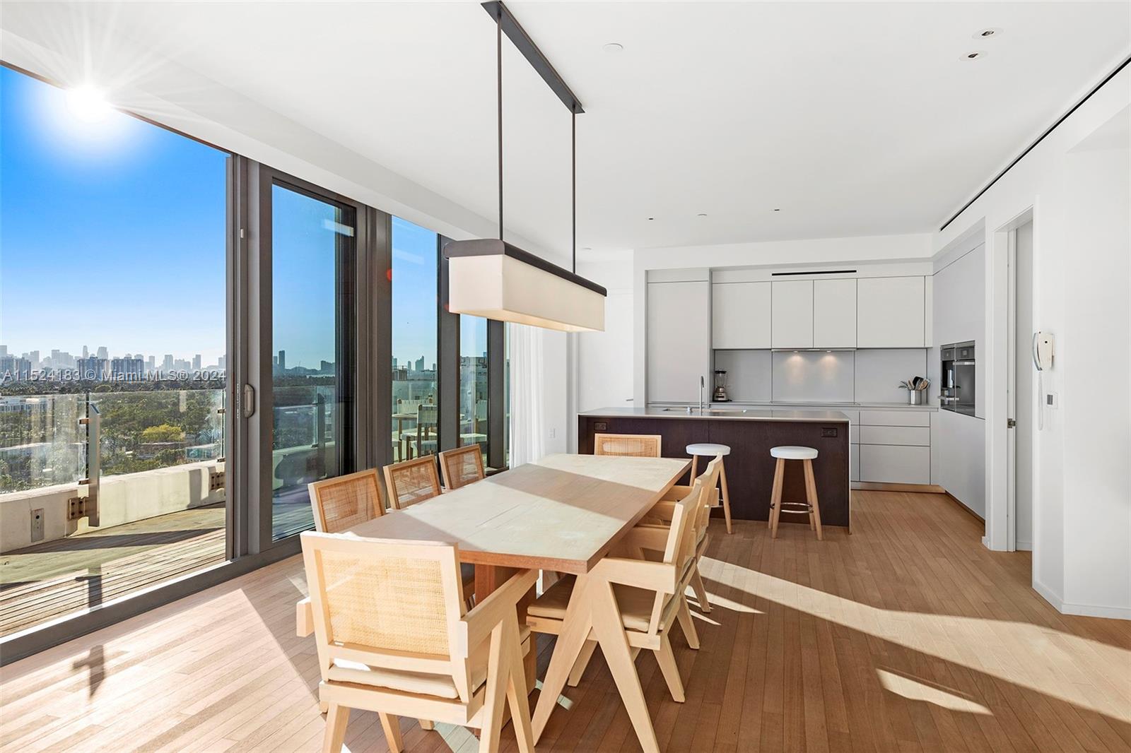 2901 Collins Ave, Miami Beach, FL, 33140 United States, 2 Bedrooms Bedrooms, ,2 BathroomsBathrooms,Residential,For Sale,Collins Ave,A11524183