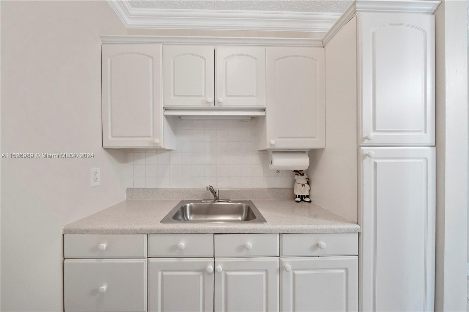 UPDATED WHITE KITCHEN CABINETS
FULL CROWN MOULDING