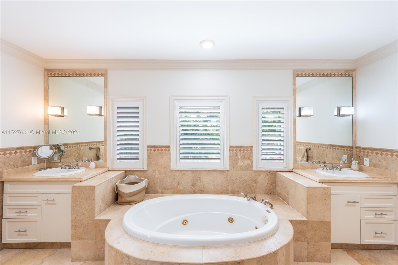 375 Harbor Ln, Key Biscayne, FL 33149, 5 Bedrooms Bedrooms, ,4 BathroomsBathrooms,Residential,For Sale,Harbor Ln,A11527834