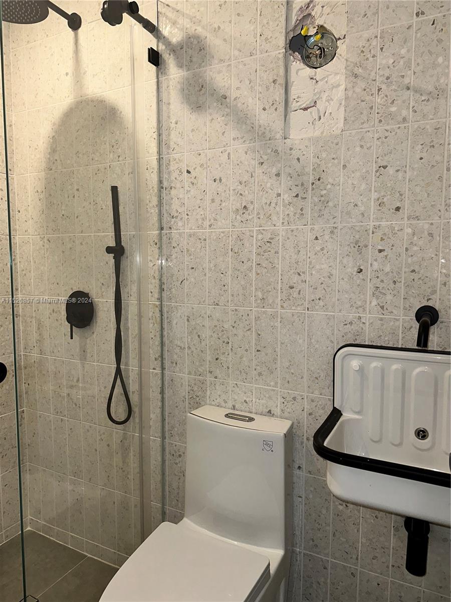 Hollywood, Florida 33019, 6 Bedrooms Bedrooms, ,5 BathroomsBathrooms,Residential,For Sale,A11526857