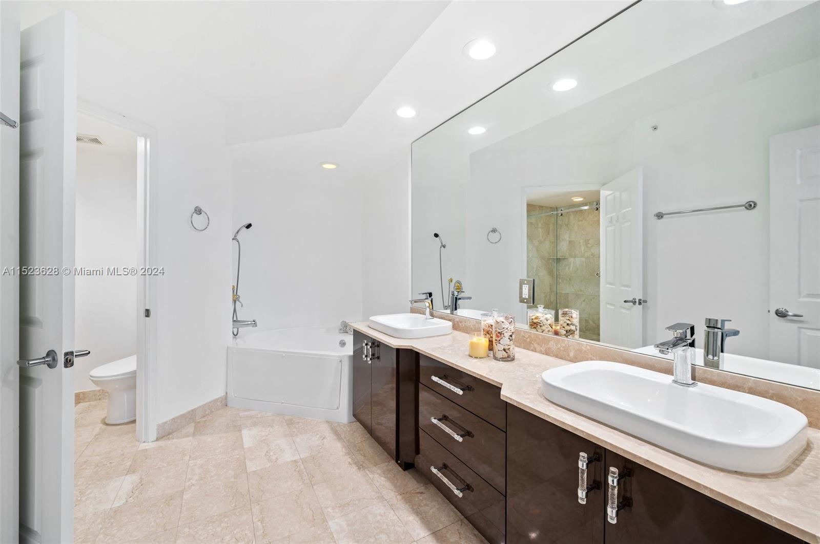 3370 Hidden Bay Dr, Aventura, FL, 33180 United States, 2 Bedrooms Bedrooms, ,2 BathroomsBathrooms,Residential,For Sale,Hidden Bay Dr,A11523628