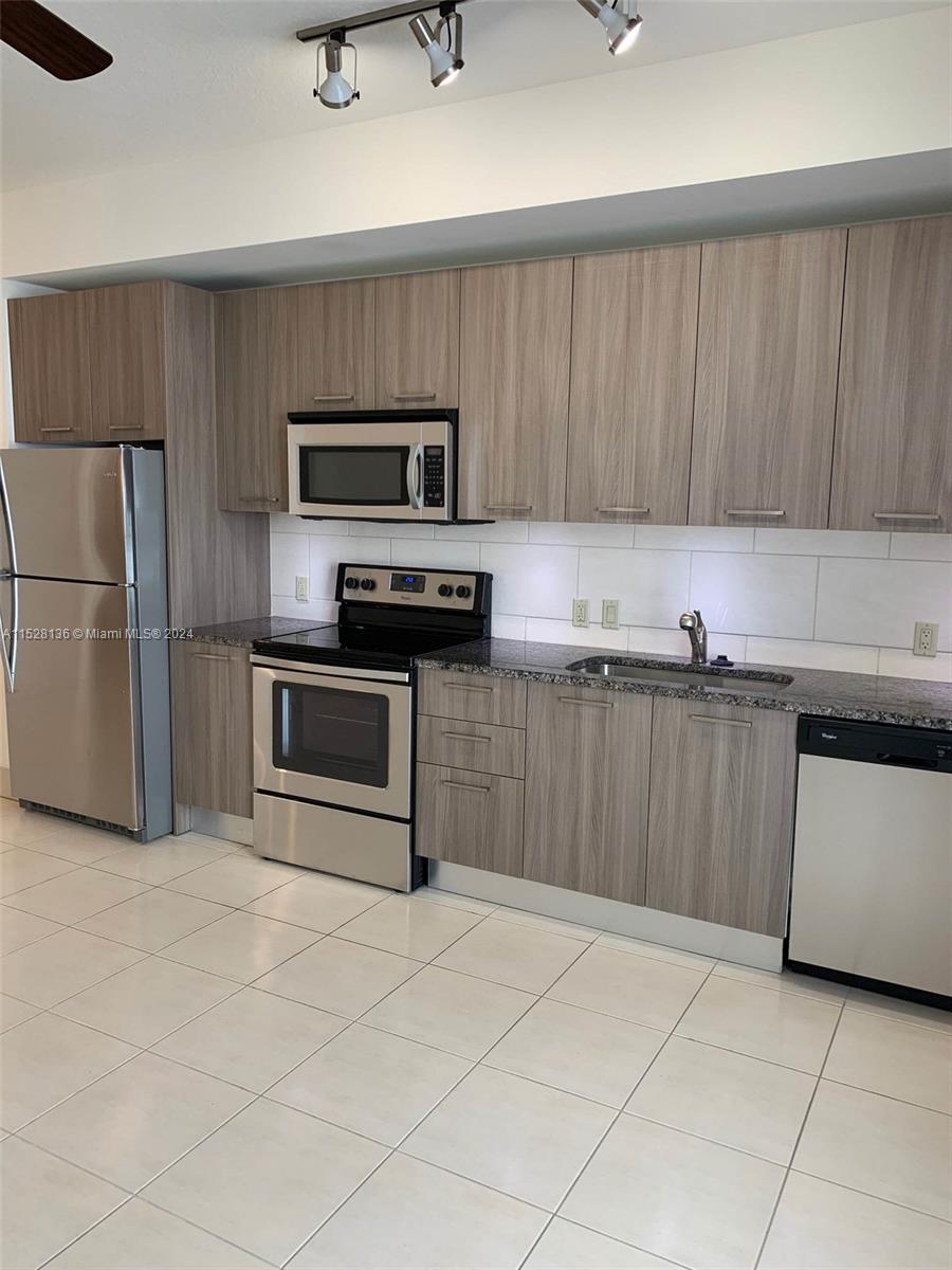 3880 Bird Rd M1, Miami, Florida 33146, ,1 BathroomBathrooms,Residentiallease,For Rent,3880 Bird Rd M1,A11528136