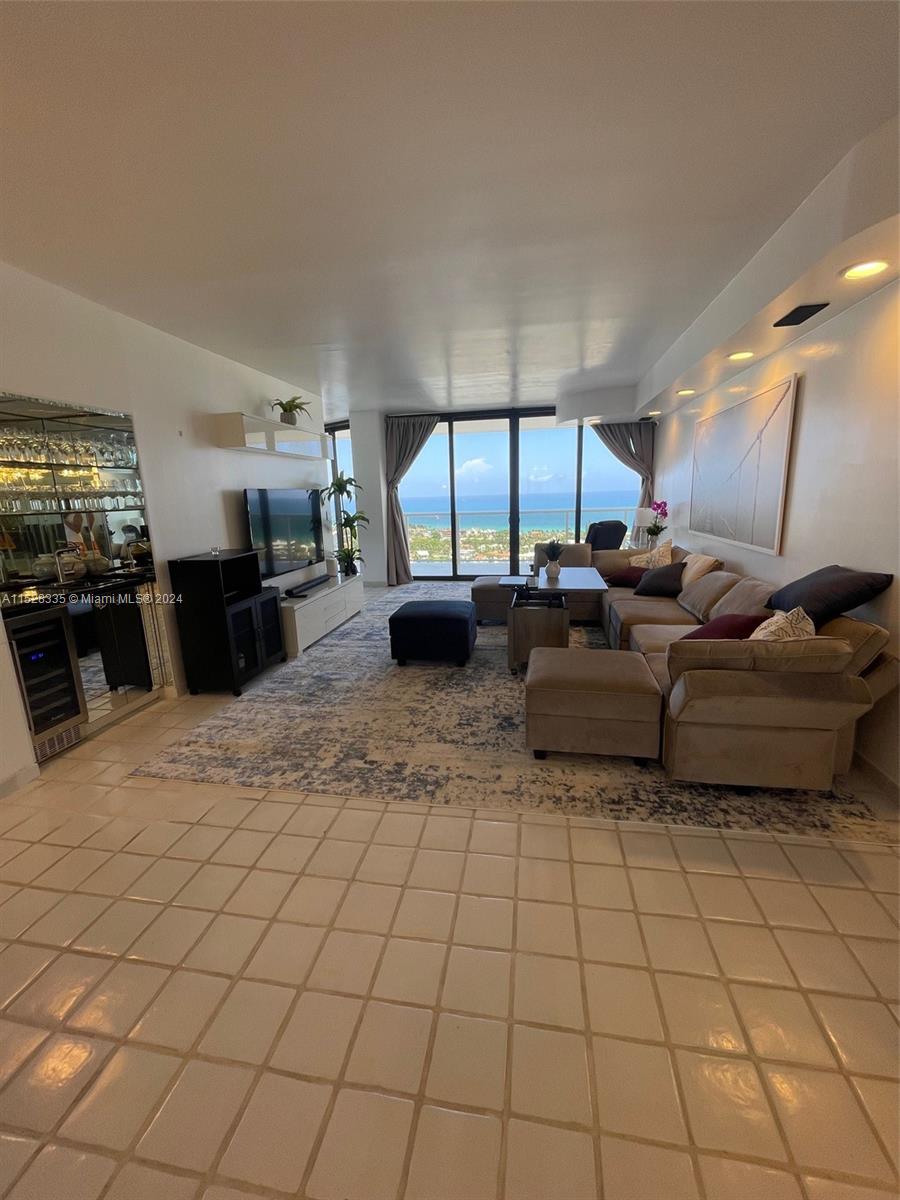 20281 E Country Club Dr 2406, Aventura, Florida 33180, 2 Bedrooms Bedrooms, ,2 BathroomsBathrooms,Residentiallease,For Rent,20281 E Country Club Dr 2406,A11528335