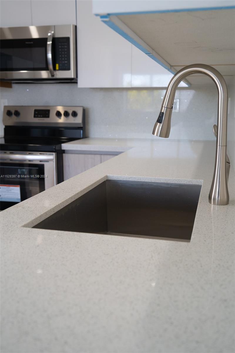 500 Foster Rd B, Hallandale Beach, Florida 33009, 3 Bedrooms Bedrooms, ,2 BathroomsBathrooms,Residentiallease,For Rent,500 Foster Rd B,A11528397