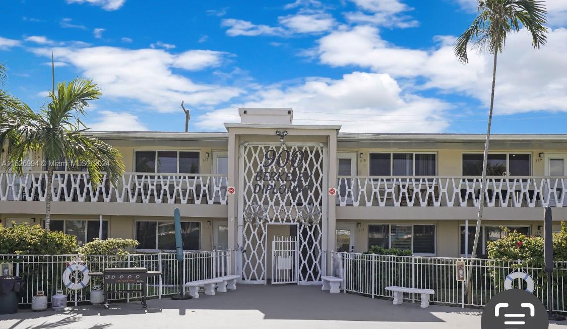 FRONT of BOUTIQUE BUILDING