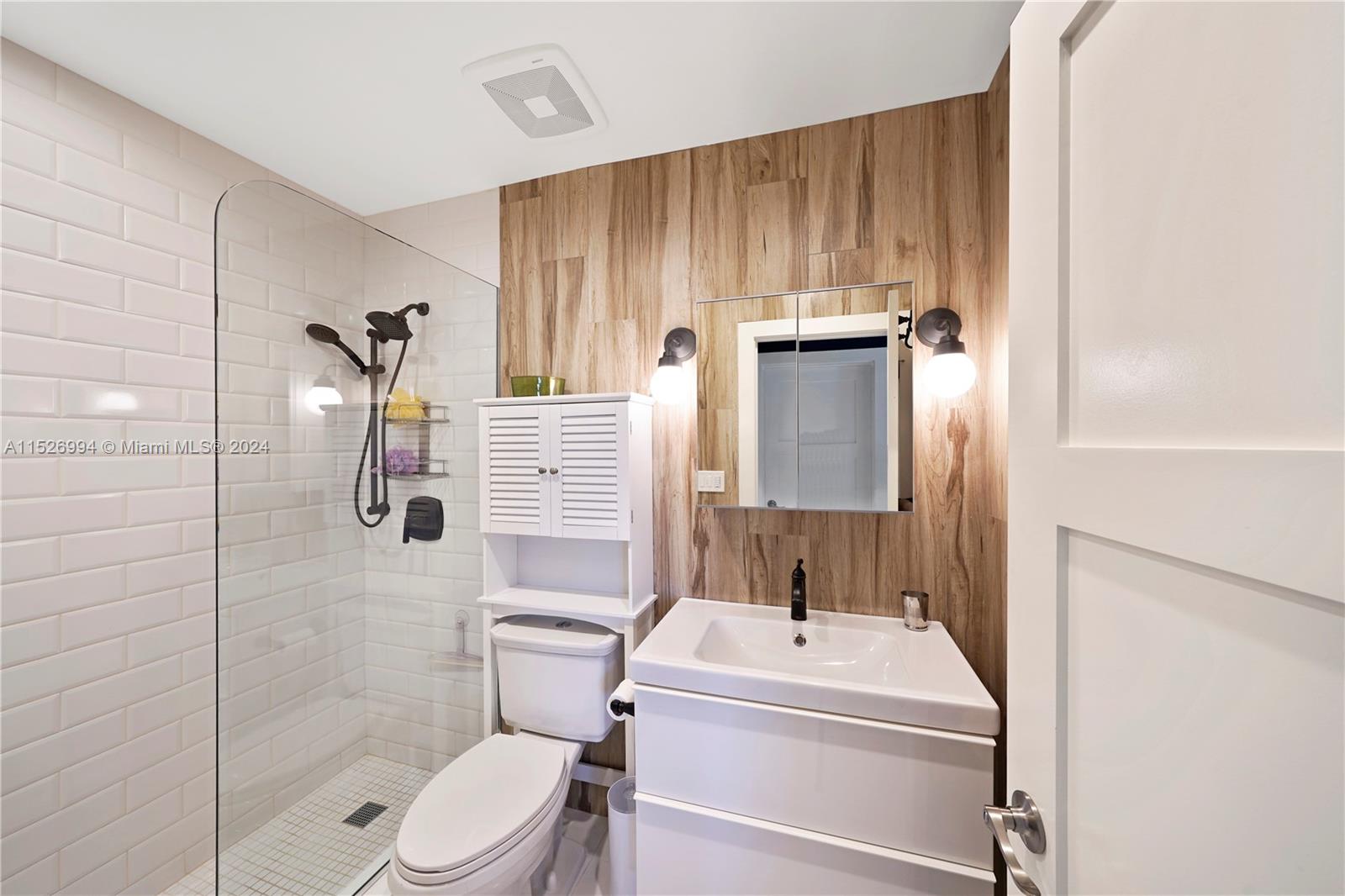 STUNNING BATHROOM WITH DESIGNER FINISHES