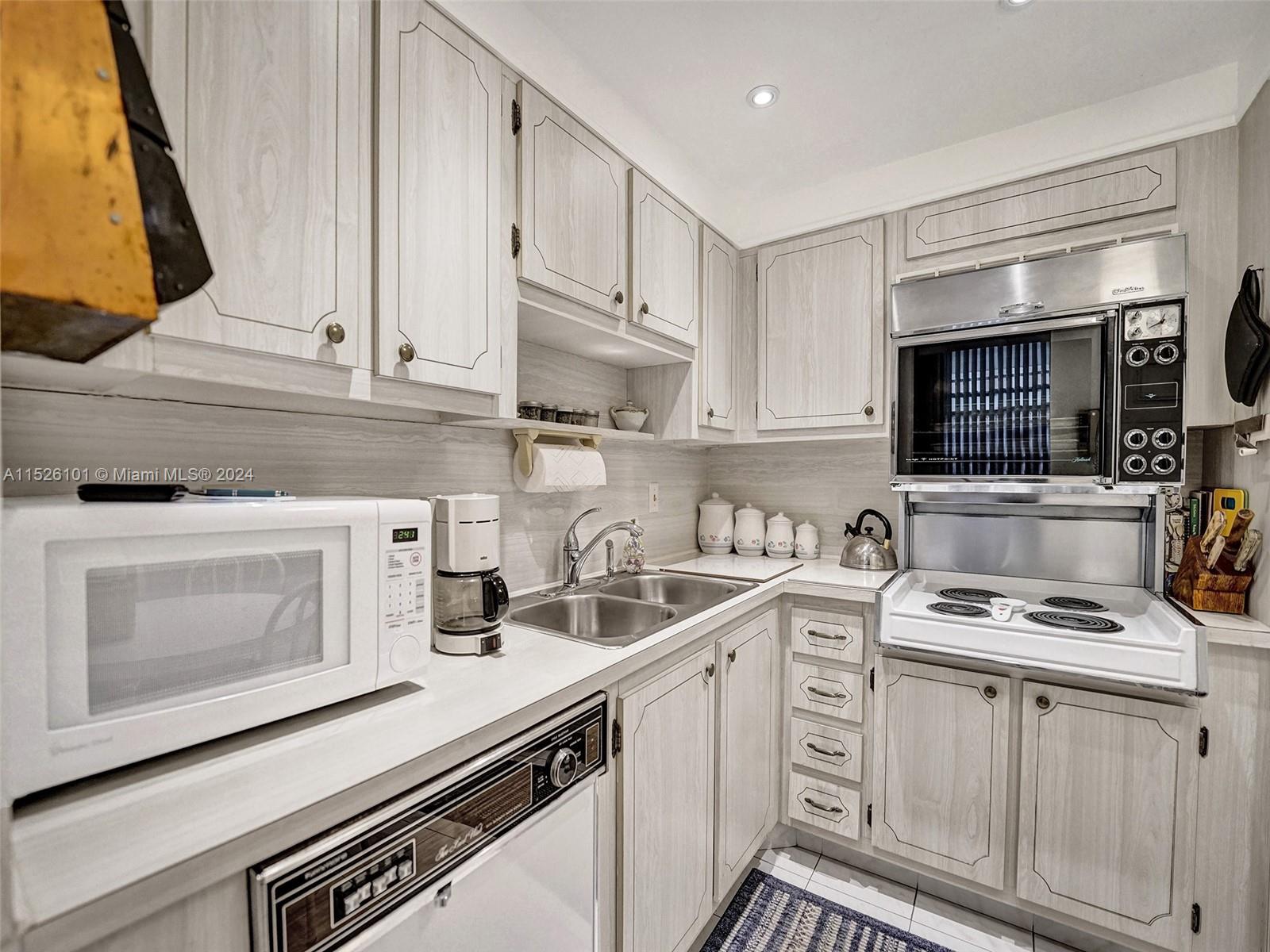 1811 Jefferson St 706, Hollywood, Florida 33020, 1 Bedroom Bedrooms, ,1 BathroomBathrooms,Residential,For Sale,1811 Jefferson St 706,A11526101