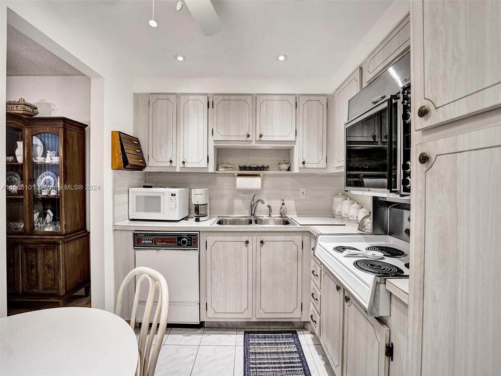 1811 Jefferson St 706, Hollywood, Florida 33020, 1 Bedroom Bedrooms, ,1 BathroomBathrooms,Residential,For Sale,1811 Jefferson St 706,A11526101