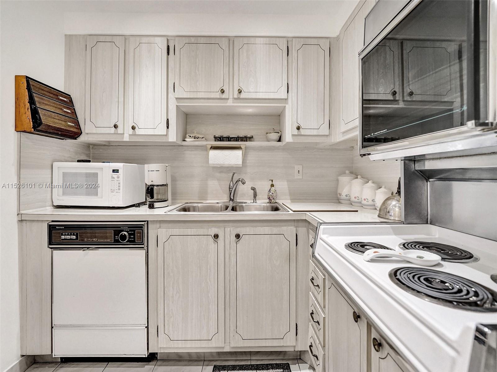 1811 Jefferson St 706, Hollywood, Florida 33020, 1 Bedroom Bedrooms, ,1 BathroomBathrooms,Residential,For Sale,1811 Jefferson St 706,A11526101