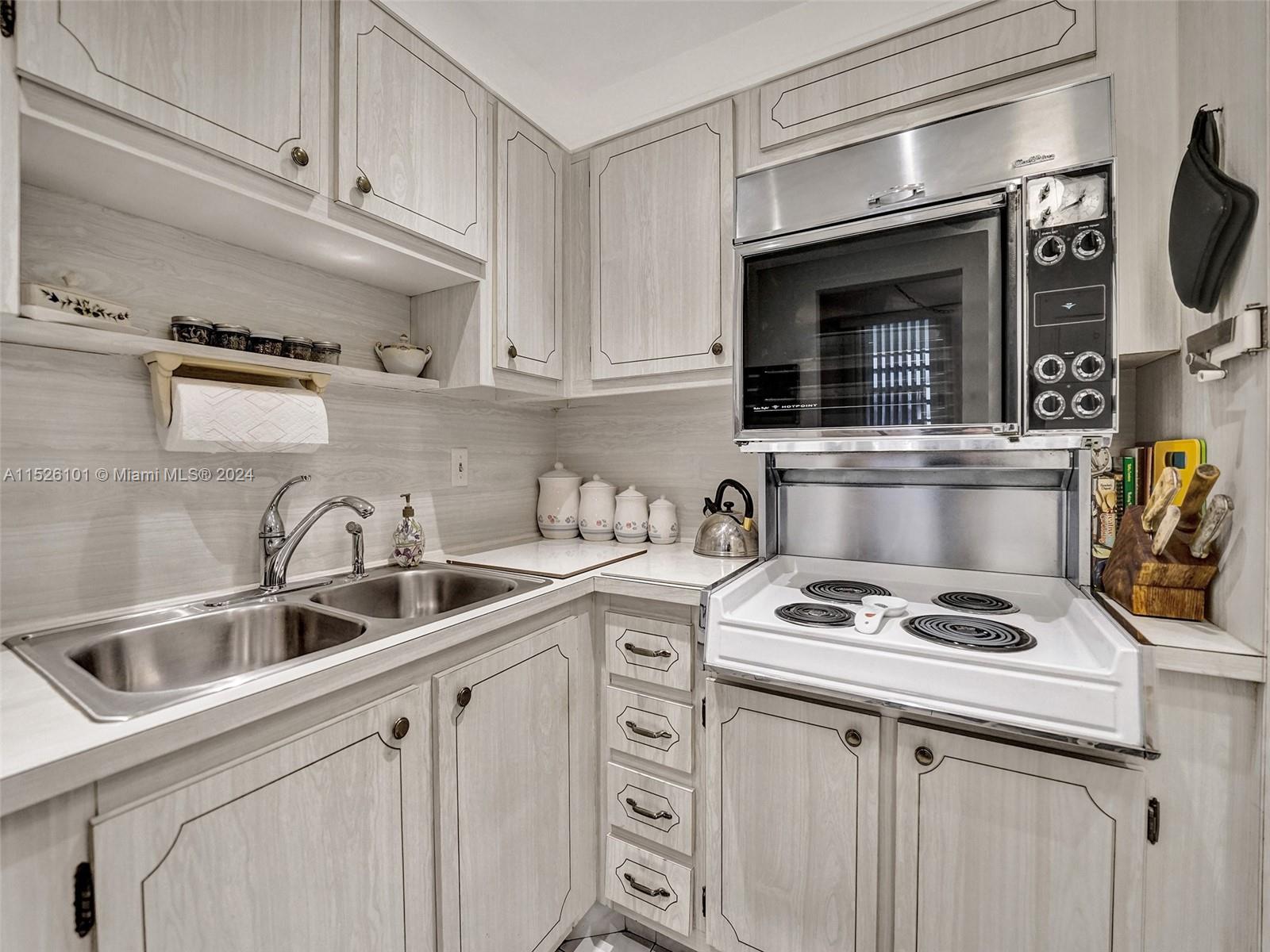 1811 Jefferson St 706, Hollywood, Florida 33020, 1 Bedroom Bedrooms, ,1 BathroomBathrooms,Residential,For Sale,1811 Jefferson St 706,A11526101