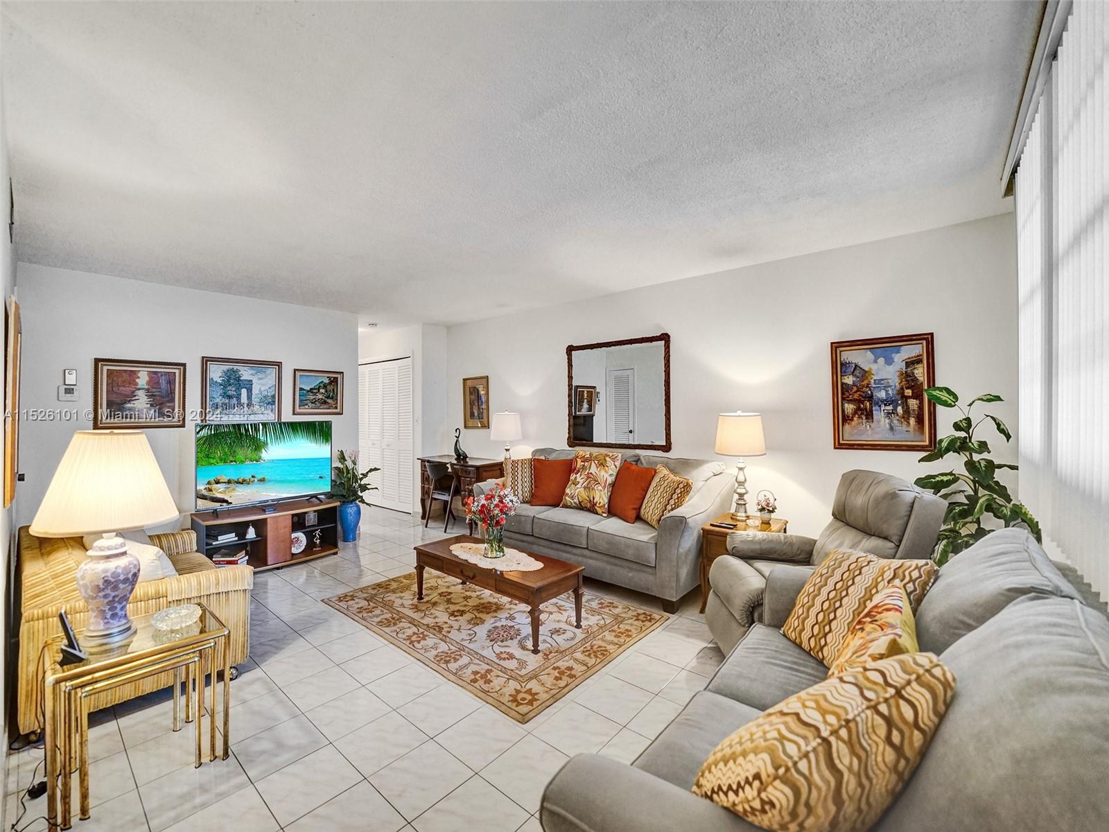 Impeccably maintained & super clean 1/2 bath