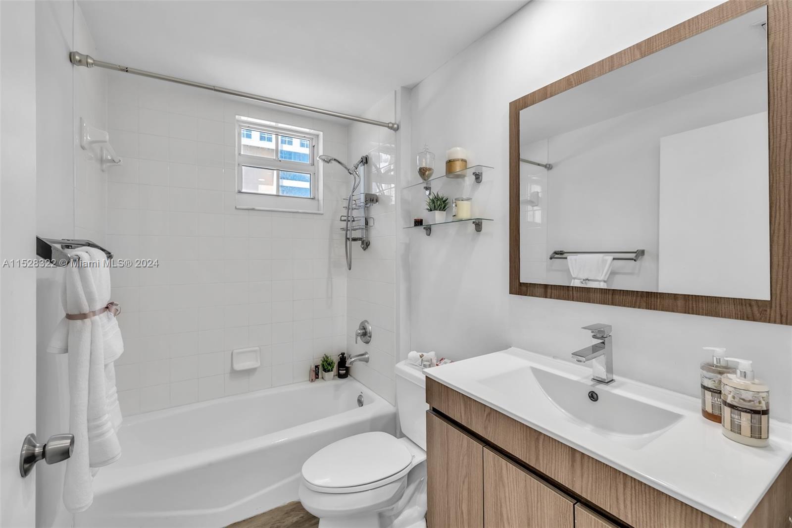 185 SE 14 TH TER 810, Miami, Florida 33131, 2 Bedrooms Bedrooms, ,2 BathroomsBathrooms,Residential,For Sale,185 SE 14 TH TER 810,A11528322