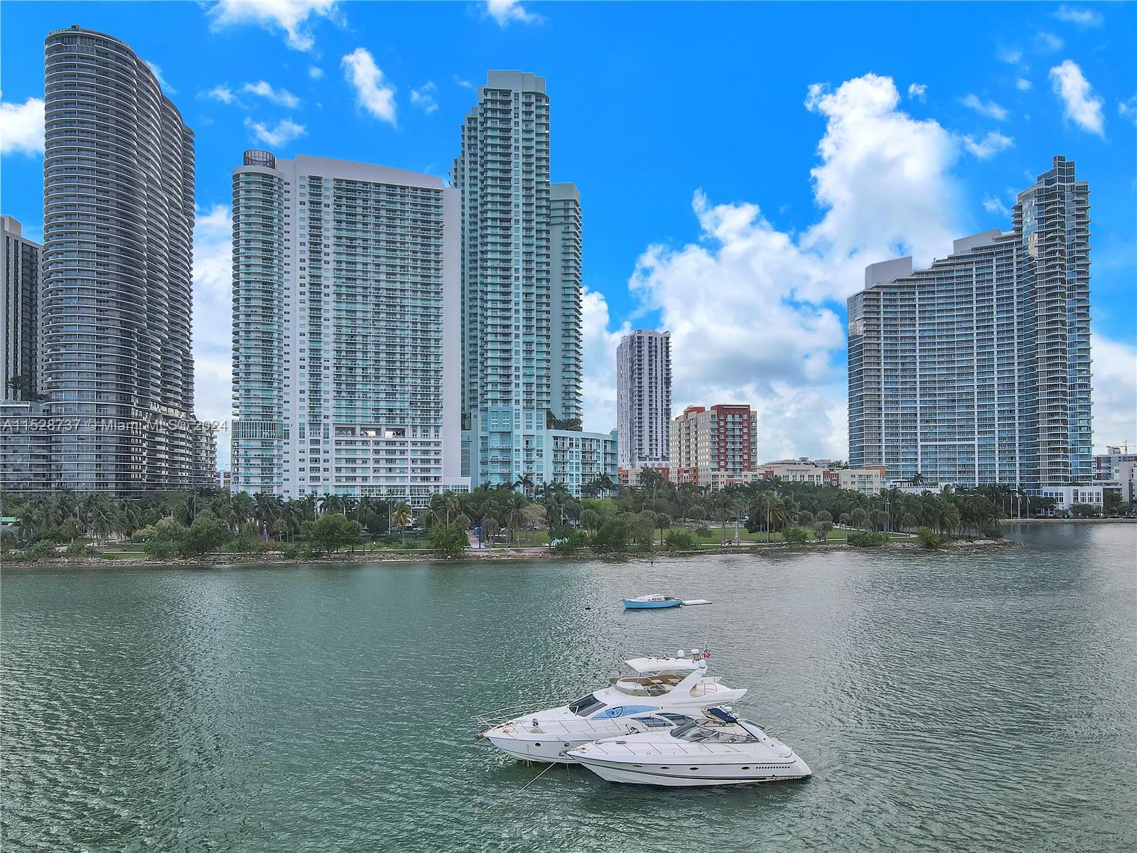 Incredible 1 bedroom, 1 bathroom apartment with views of the bay, in Quantum on the Bay.
This building offers a variety of amenities, including a well-equipped fitness center, pool, 24-hour security, valet services, and an oversized party room for your enjoyment. Excellent location in Miami's rapidly developing Edgewater neighborhood, situated across from Margaret Park and close to downtown Miami, Brickell, Wynwood, restaurants, supermarkets, Midtown Mall, and more. Easy access to Miami Beach, the airport, and major highways. Vacant unit, easy to visit.